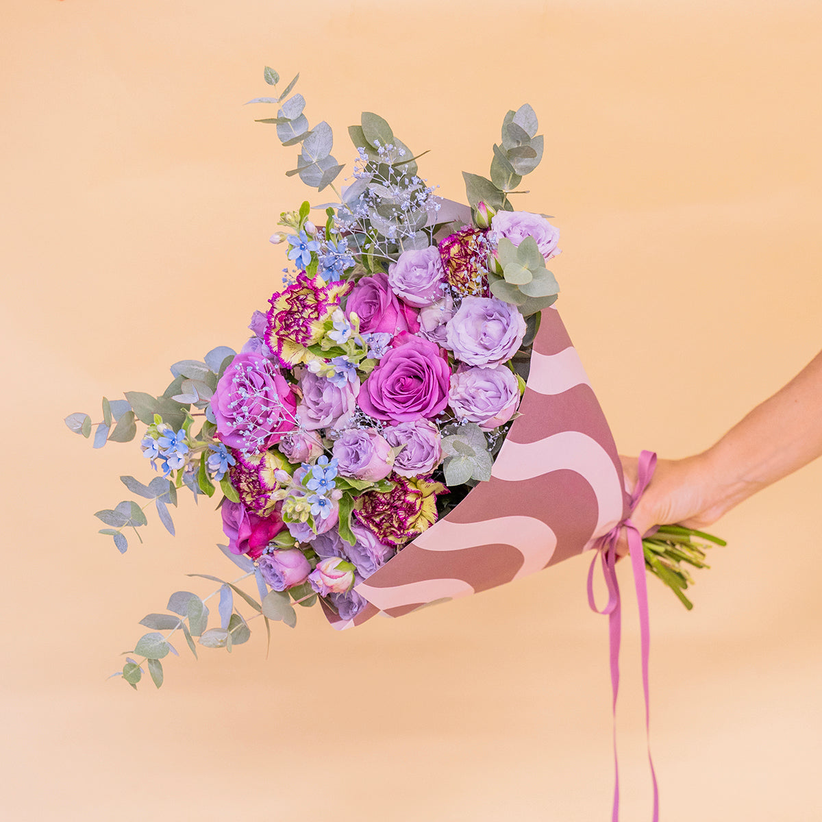 Ramo de rosas lavanda com embrulho e cartão