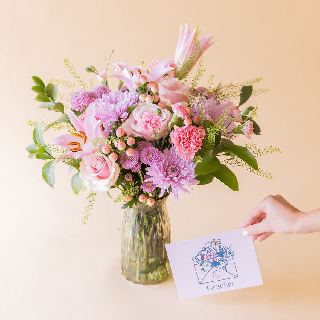 Ramo de flores rosas con jarrón y tarjeta en Colvin