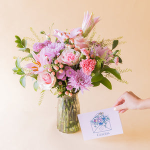 Ramo de flores rosas con jarrón y tarjeta