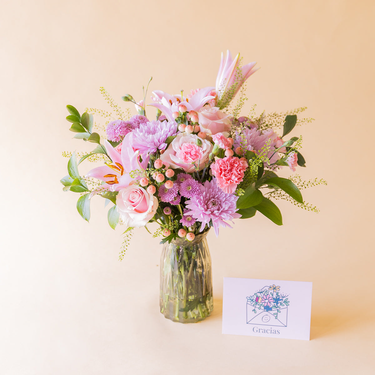 Ramo de flores rosas con jarrón y tarjeta