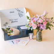 Ramo de flores rosas con mini peluche, envoltorio y postales bebé