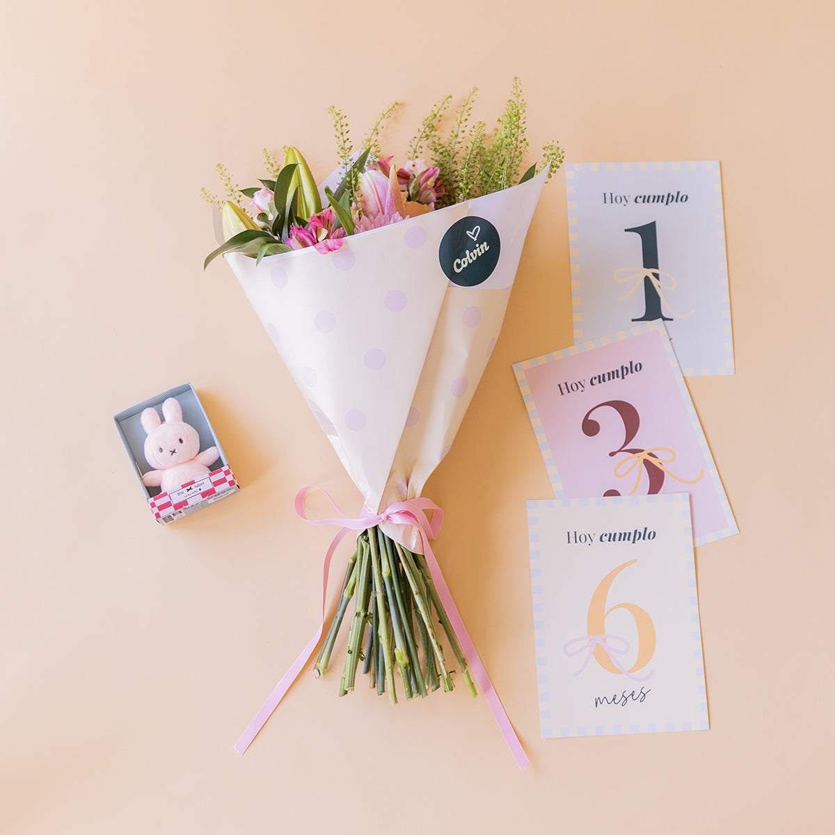 Ramo de flores rosas con mini peluche, envoltorio y postales bebé