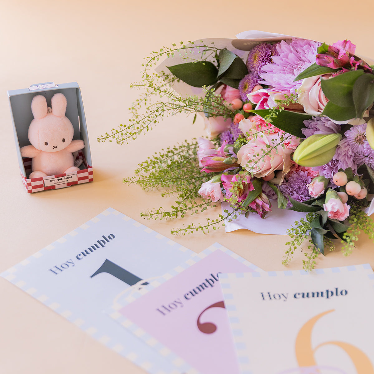 Ramo de flores rosas con mini peluche, envoltorio y postales bebé