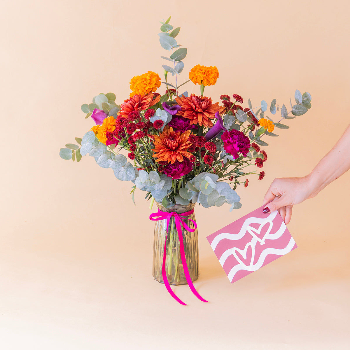 Ramo de tagetes con jarrón y tarjeta