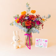 Ramo de tagetes con peluche y tarjeta