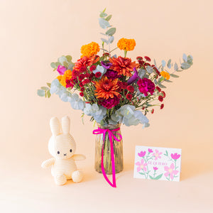 Ramo de tagetes con peluche y tarjeta