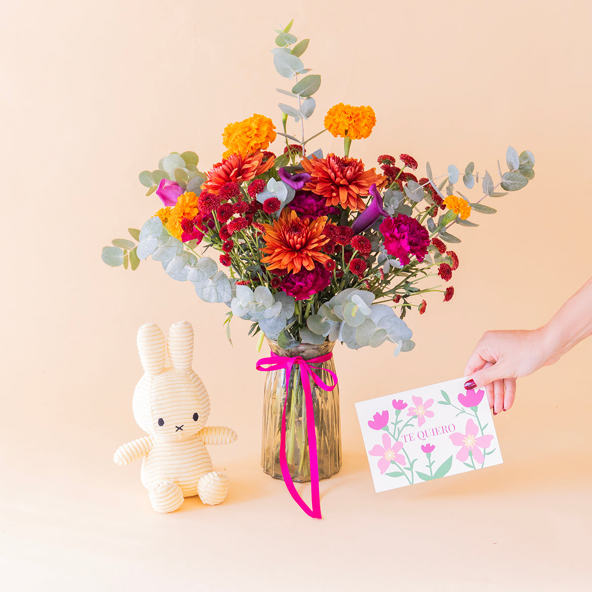 Ramo de tagetes con peluche y tarjeta