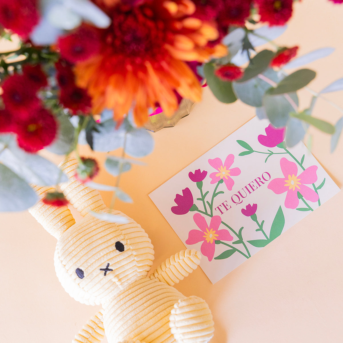 Ramo de tagetes con peluche y tarjeta