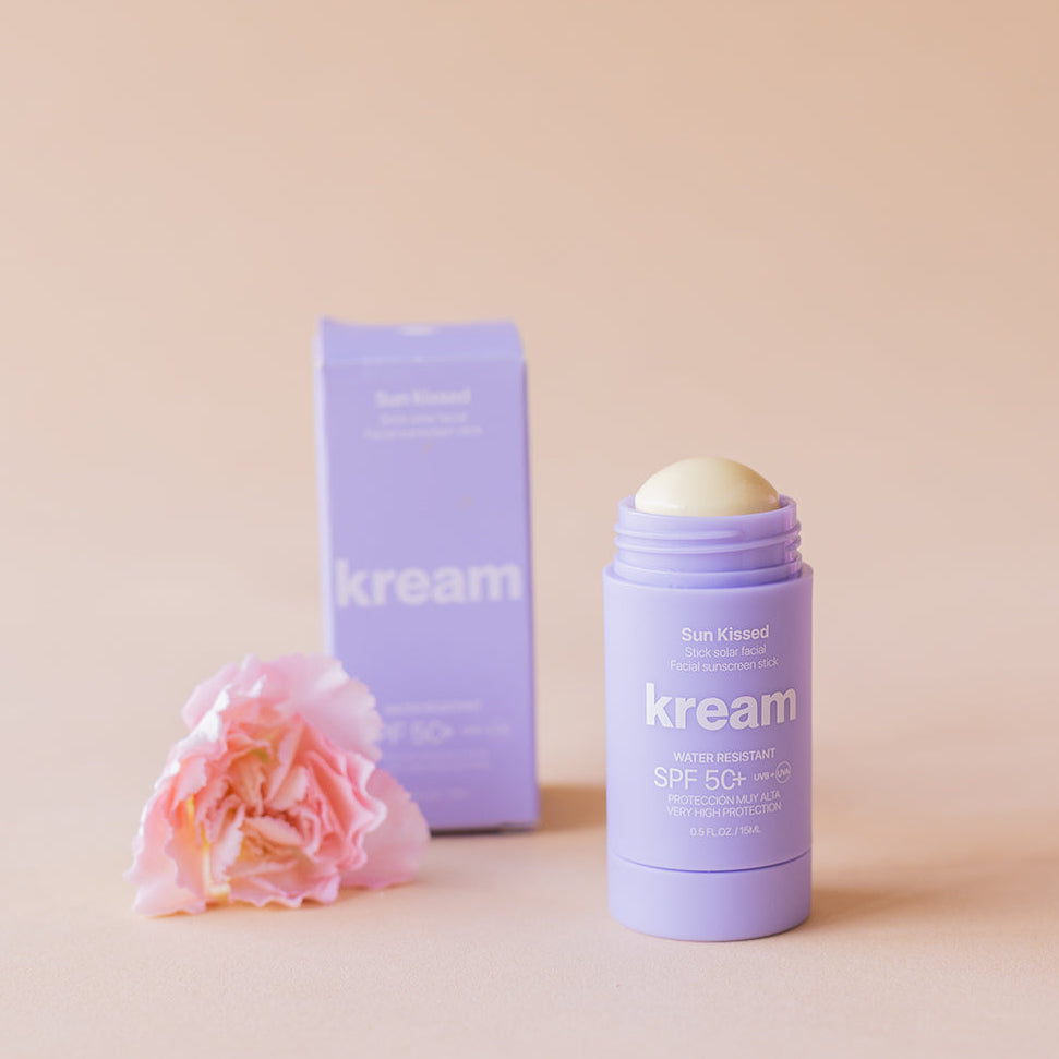 Bálsamo solar Kream SPF 50+ con caja lila y flor rosa, incluido en el pack de verano Colvin