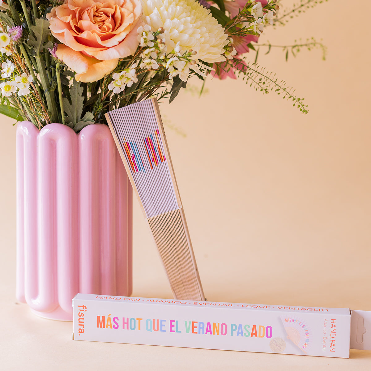 Detalle del pack de regalo de verano Colvin con flores y accesorios