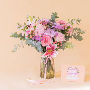 Ramo de flores rosas con jarrón y tarjeta cumpleaños