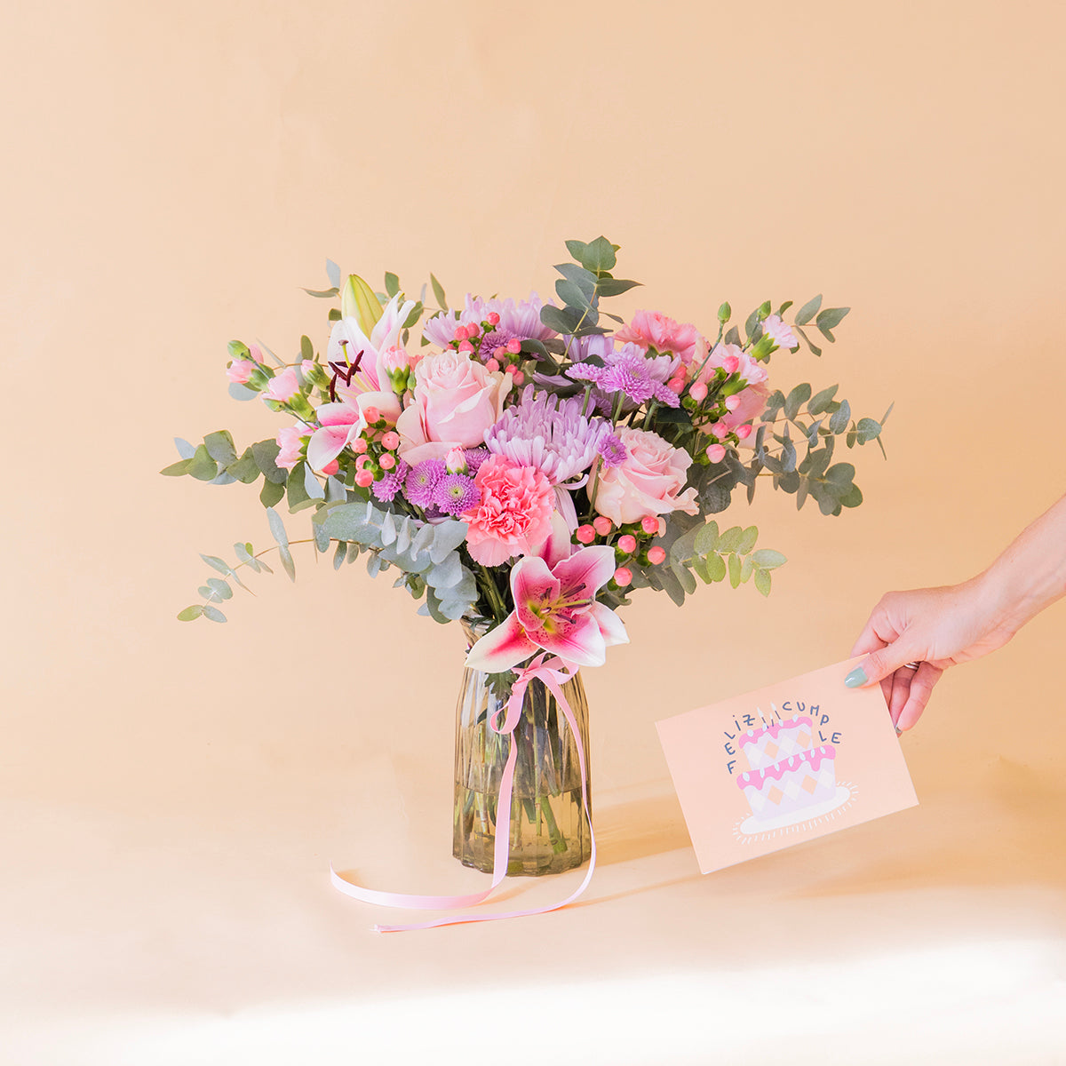 Ramo de flores rosas con jarrón y tarjeta cumpleaños
