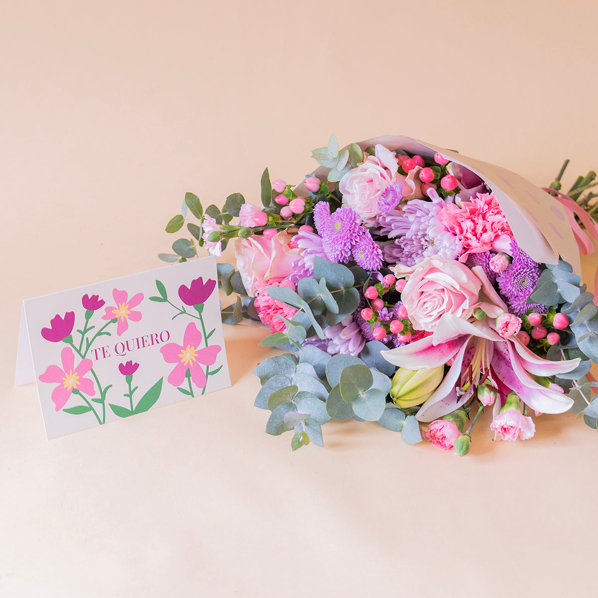 Ramo de flores rosas con envoltorio y tarjeta