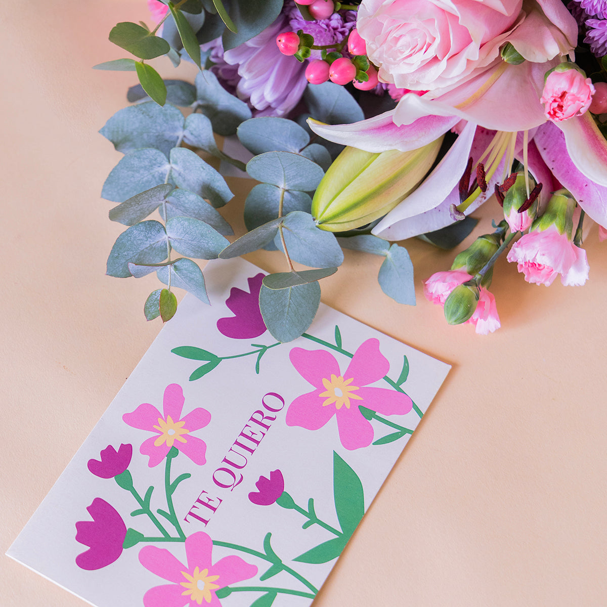Ramo de flores rosas con envoltorio y tarjeta