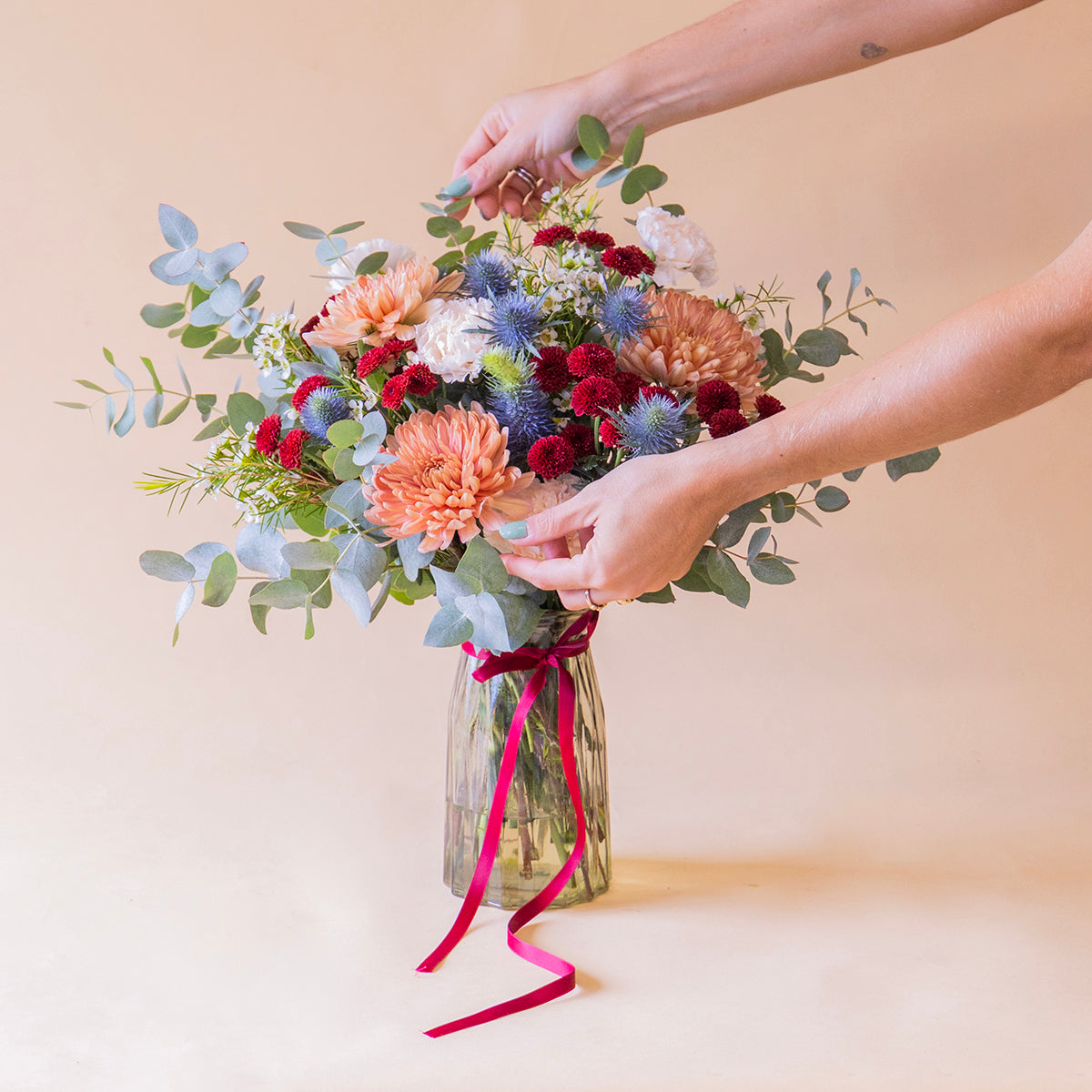 O Merlot - Ramo com flores azuis e cor de vinho