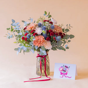 Ramo de flores azules con jarrón y tarjeta