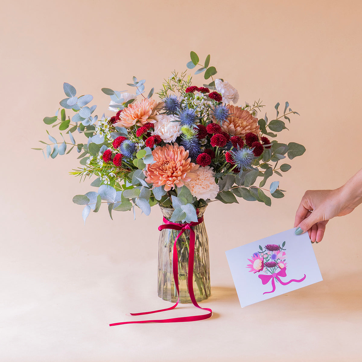 Ramo de flores azules con jarrón y tarjeta