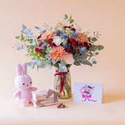 Ramo de flores azules con catanies, peluche y tarjeta