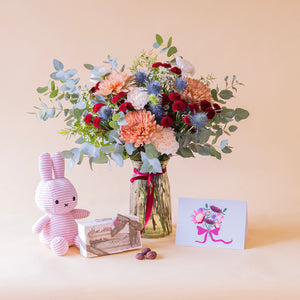 Ramo de flores azules con catanies, peluche y tarjeta