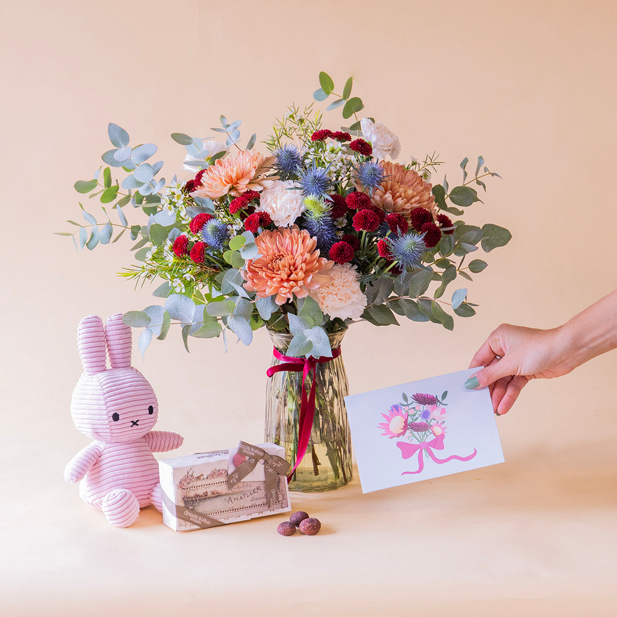 Ramo de flores azules con catanies, peluche y tarjeta