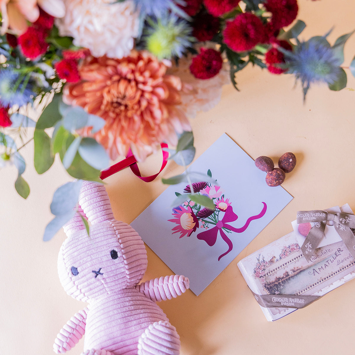 Ramo de flores azuis com catanazes, peluche e cartão