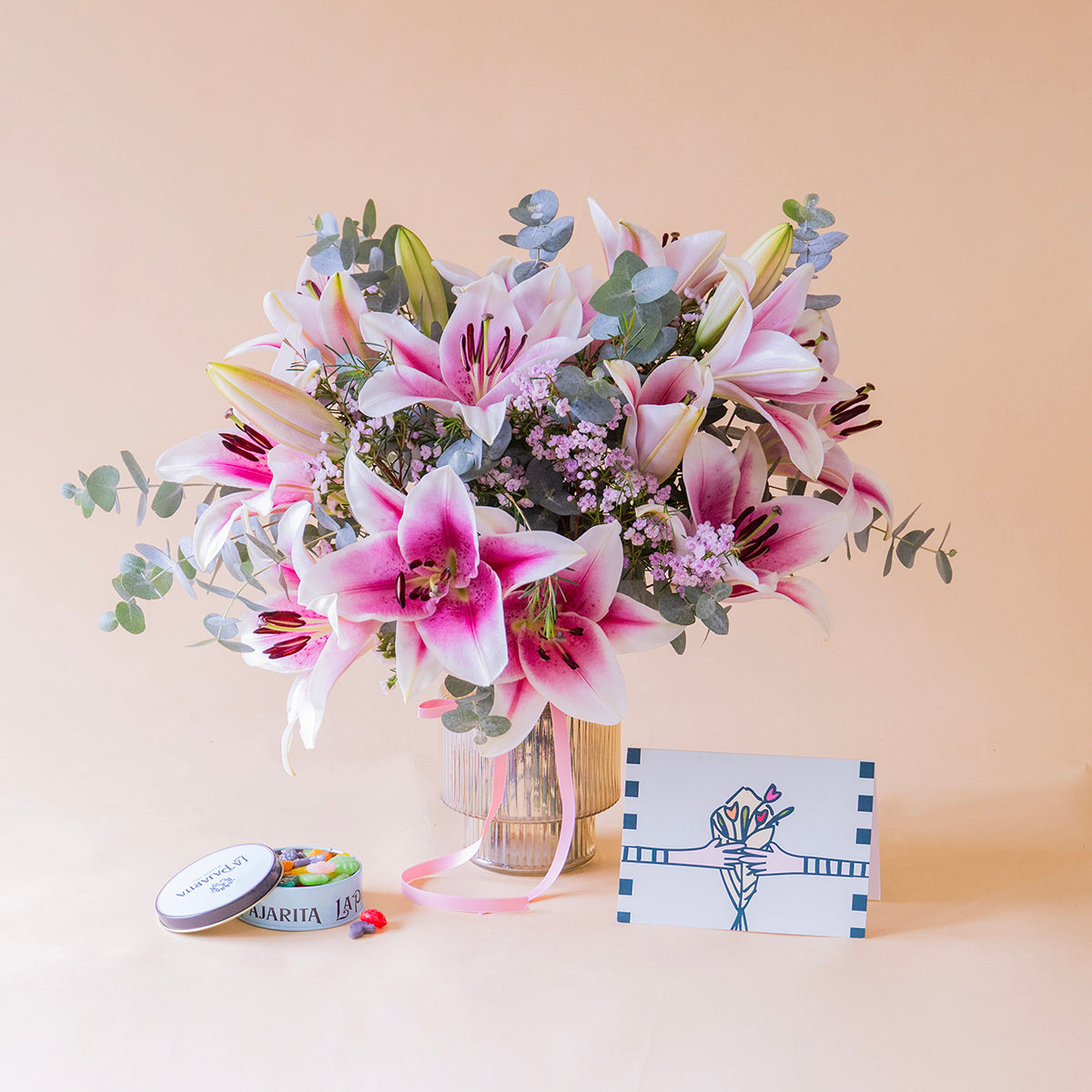 Ramo de lírios cor-de-rosa com caramelos e cartão