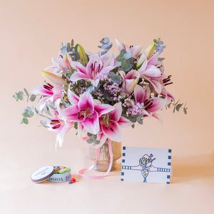 Ramo de lírios cor-de-rosa com caramelos e cartão