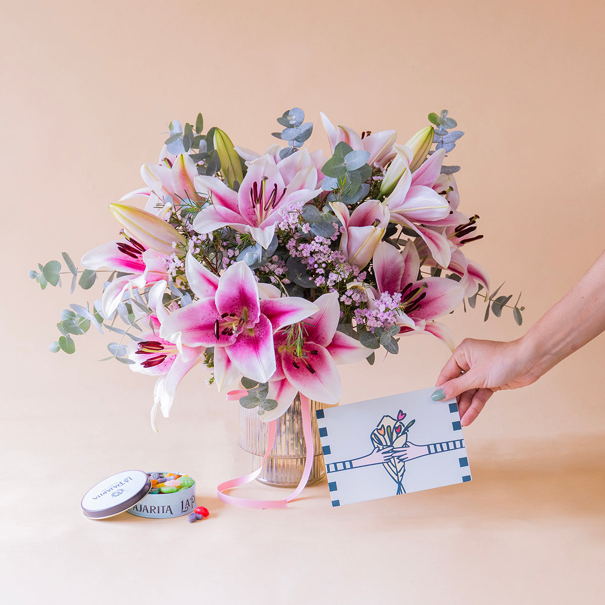 Ramo de lírios cor-de-rosa com caramelos e cartão