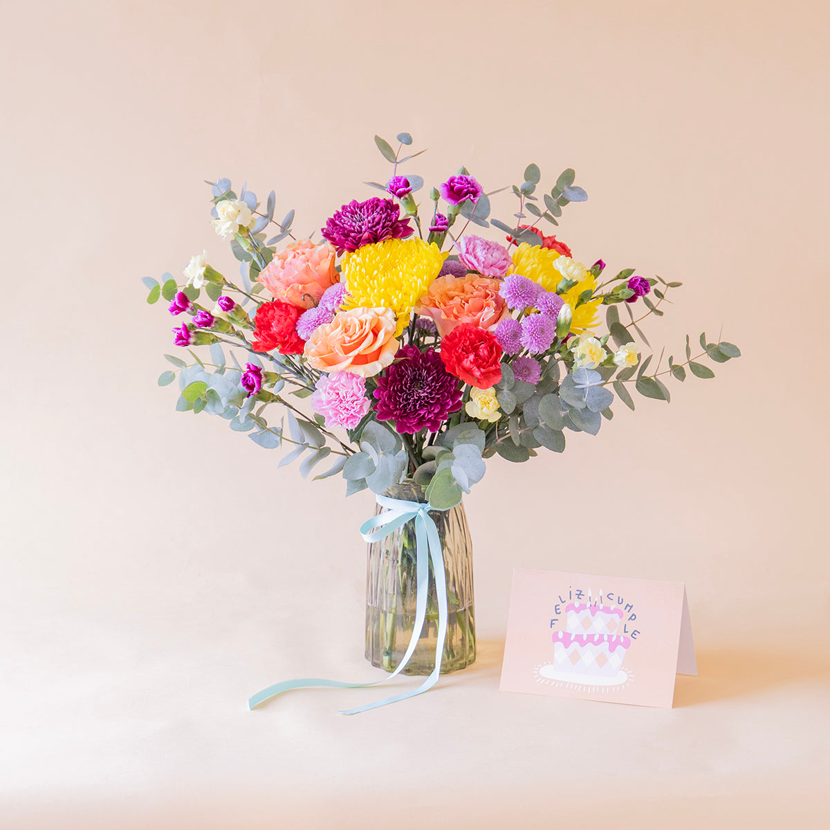 Ramo de flores coloridas con jarrón y tarjeta