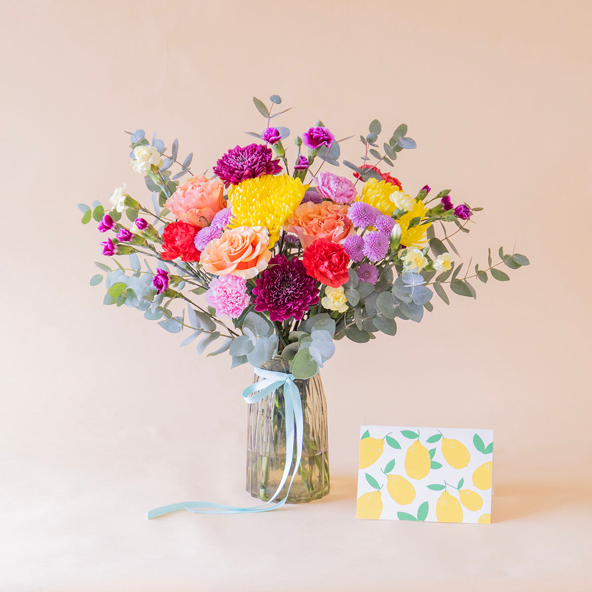 Ramo de flores coloridas com jarra premium e cartão