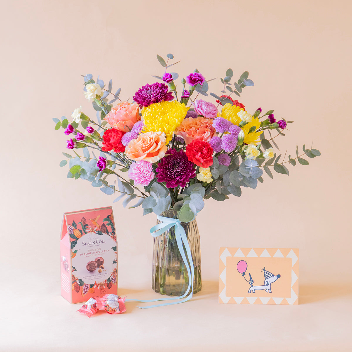 Ramo de flores coloridas con bombones y tarjeta
