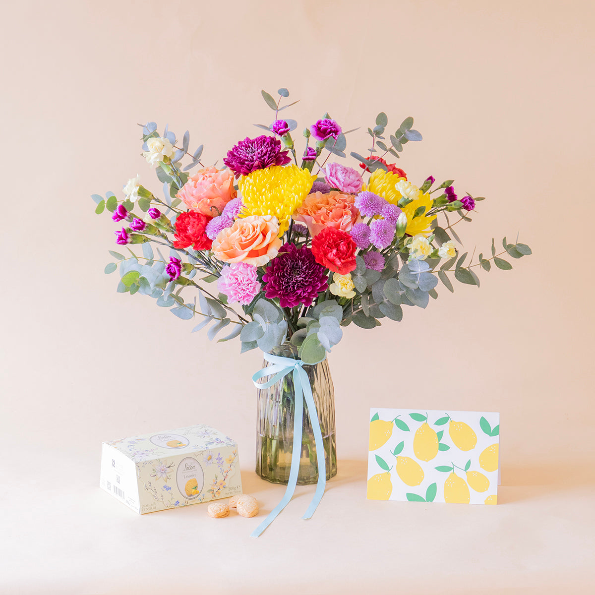 Ramo de flores coloridas com biscoitos e cartão