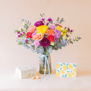 Ramo de flores coloridas com biscoitos e cartão