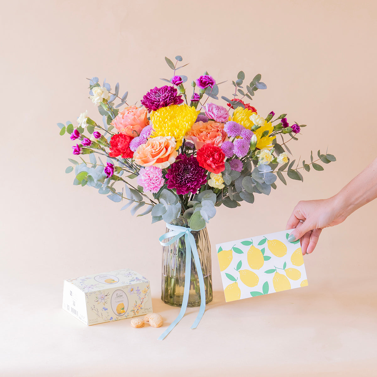 Ramo de flores coloridas com biscoitos e cartão
