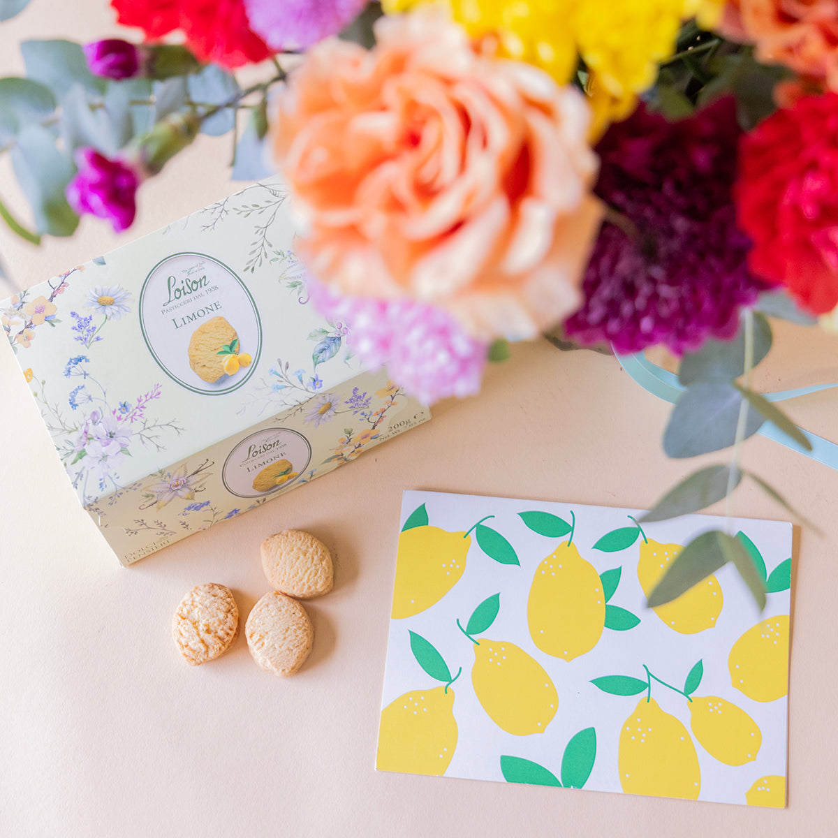 Ramo de flores coloridas com biscoitos e cartão