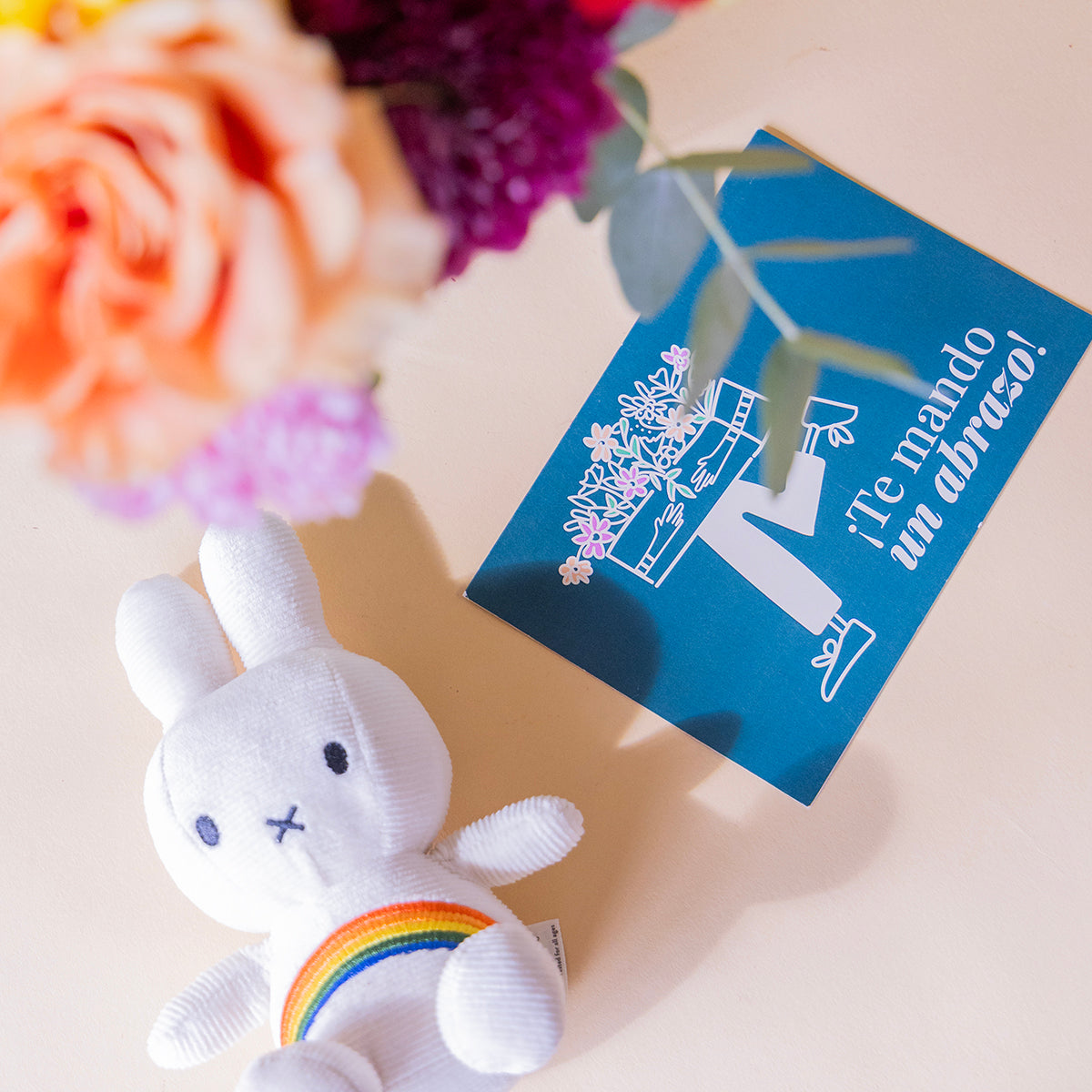 Ramo de Flores Coloridas com Peluche e Cartão