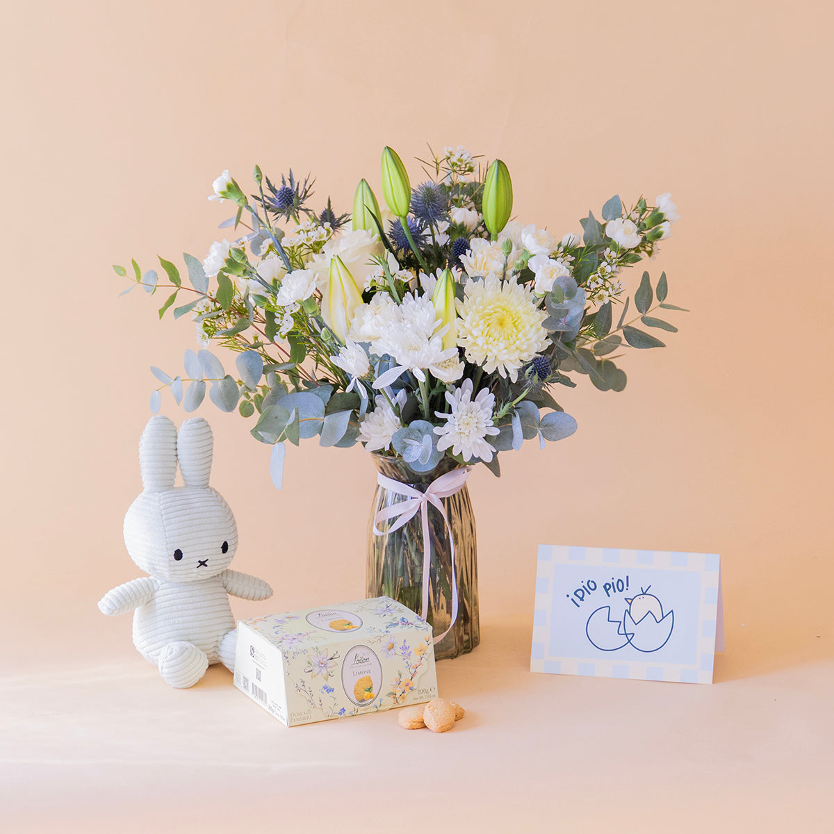 Ramo de flores blancas con peluche, galletas y tarjeta