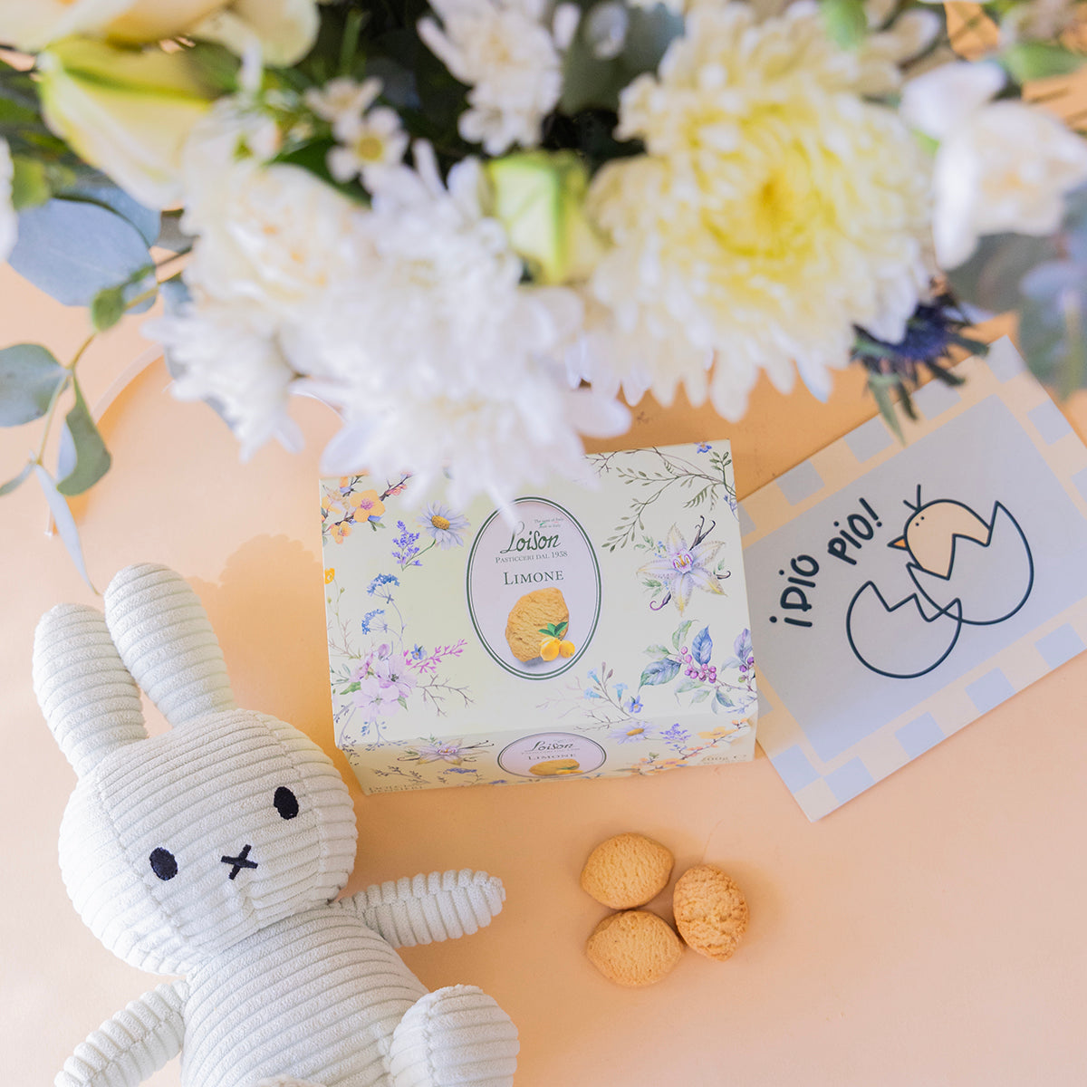 Ramo de flores blancas con peluche, galletas y tarjeta