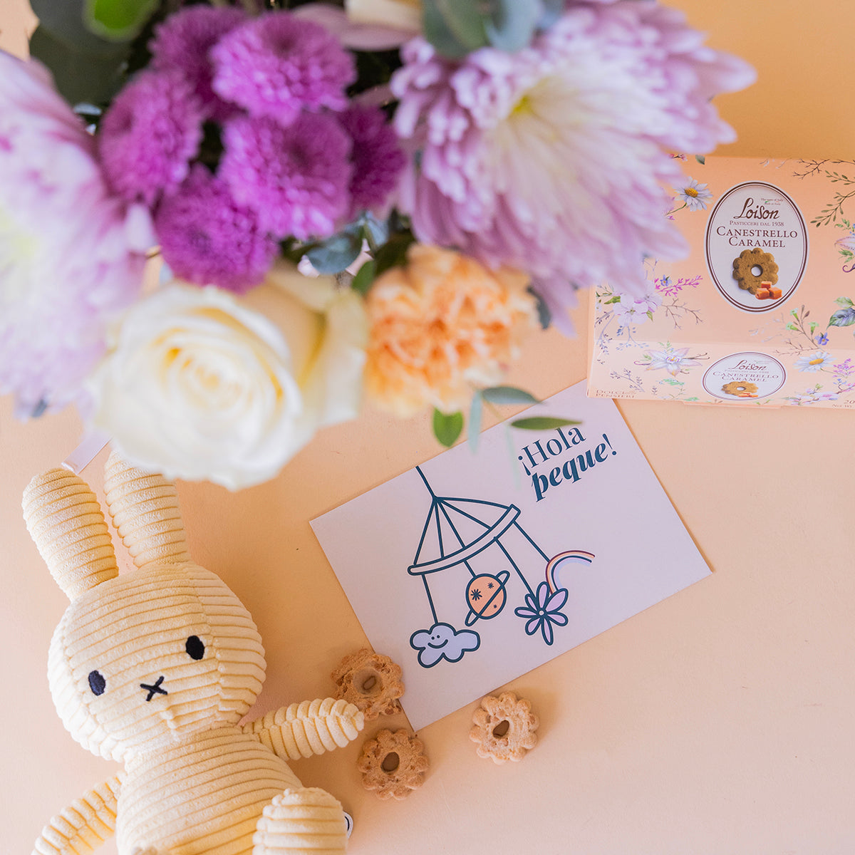Ramo de Flores Pastel com Peluche, Bolachas e Cartão