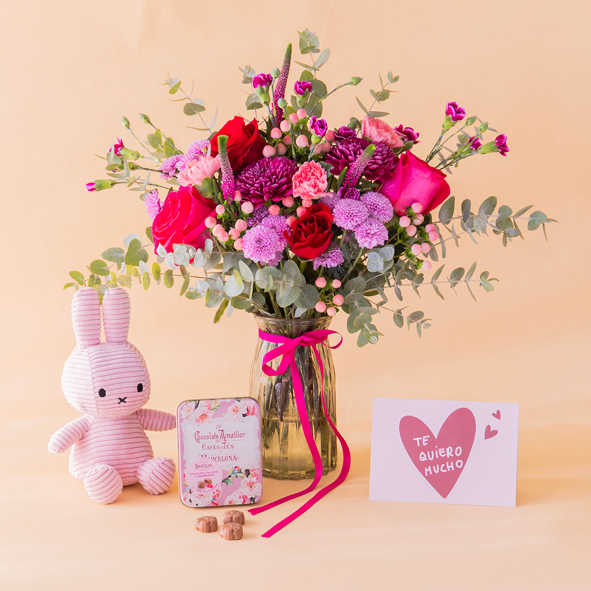 Ramo de Flores Vermelhas com Peluche, Bombons e Cartão