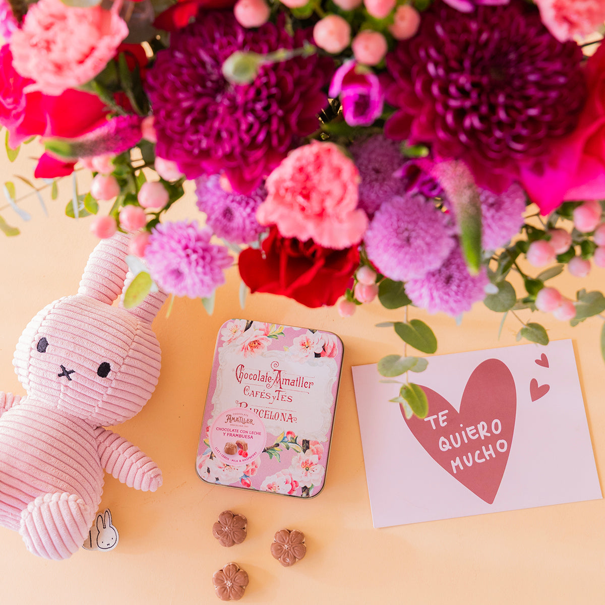 Ramo de Flores Vermelhas com Peluche, Bombons e Cartão