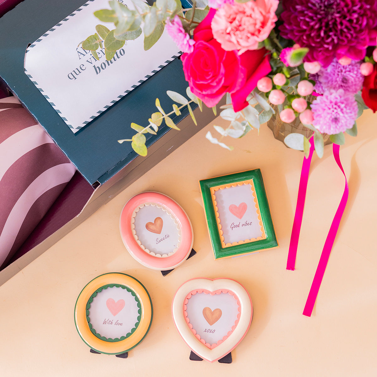 O amor está no ar – Ramo de flores com chocolate e bloco de notas