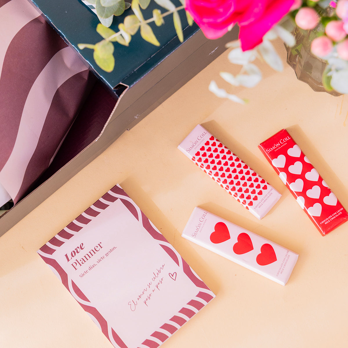 O amor está no ar – Ramo de flores com chocolate e bloco de notas