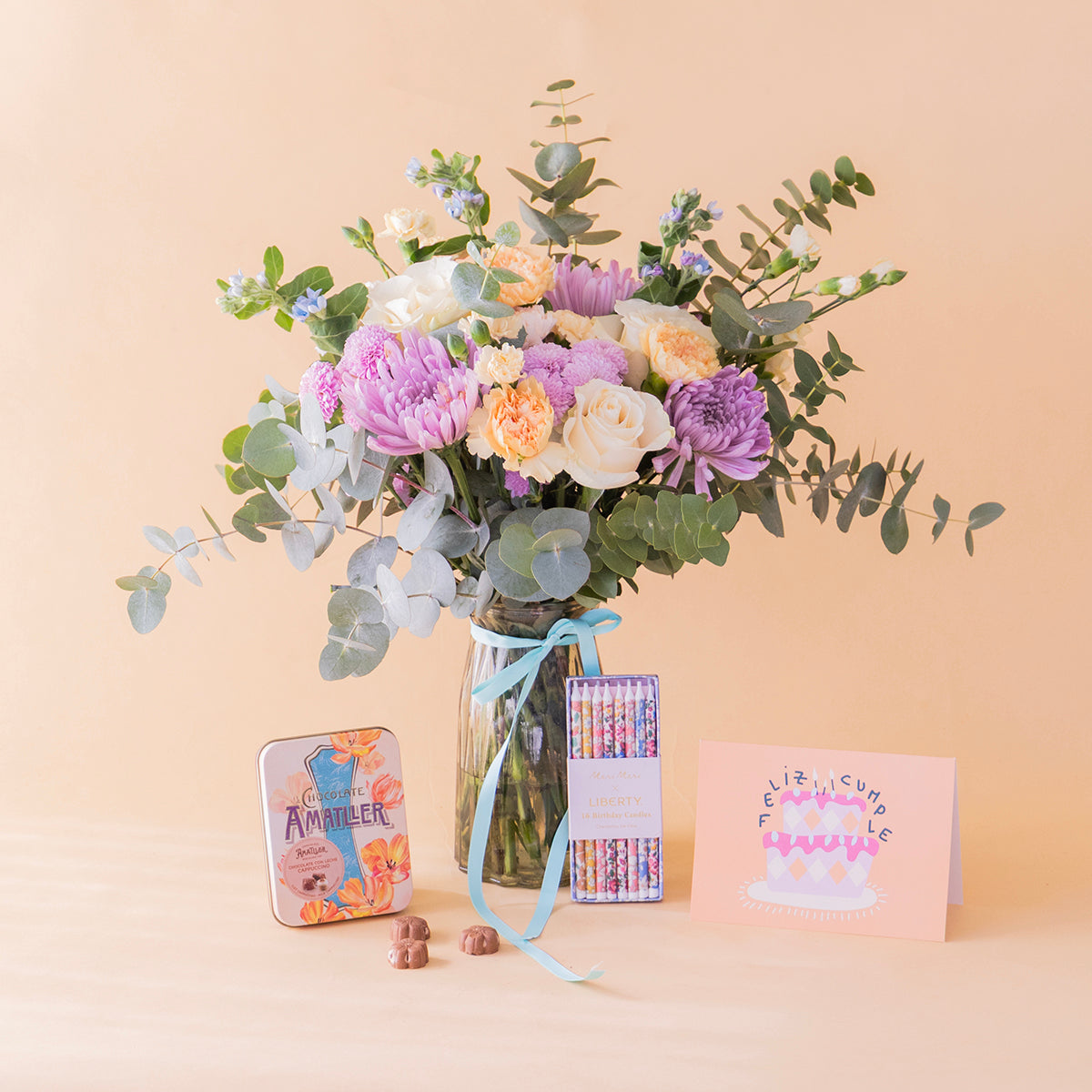 Ramo de Flores Pastel com Velas, Bombons e Cartão