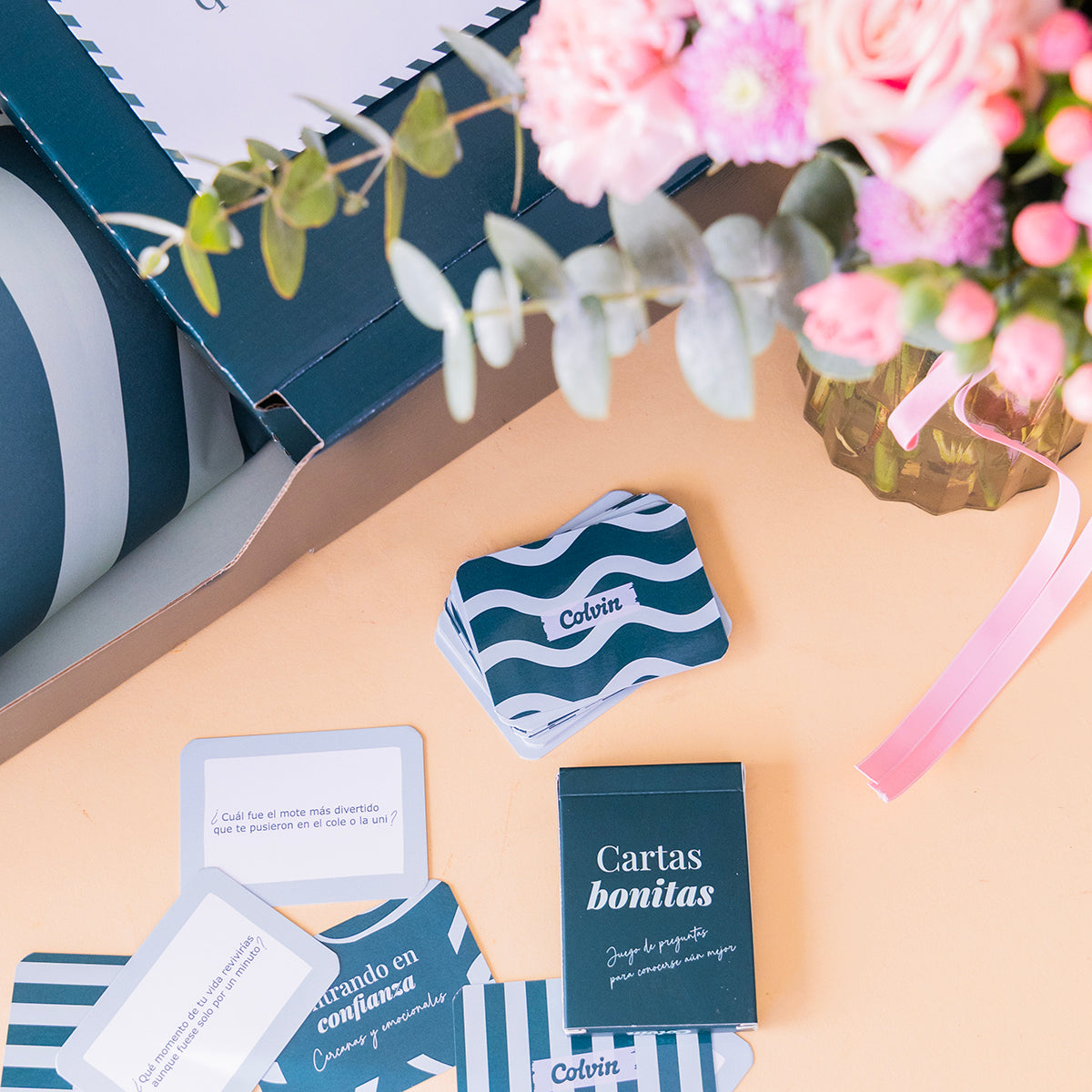 O presente perfeito: um ramo de flores e cartas de jogar.