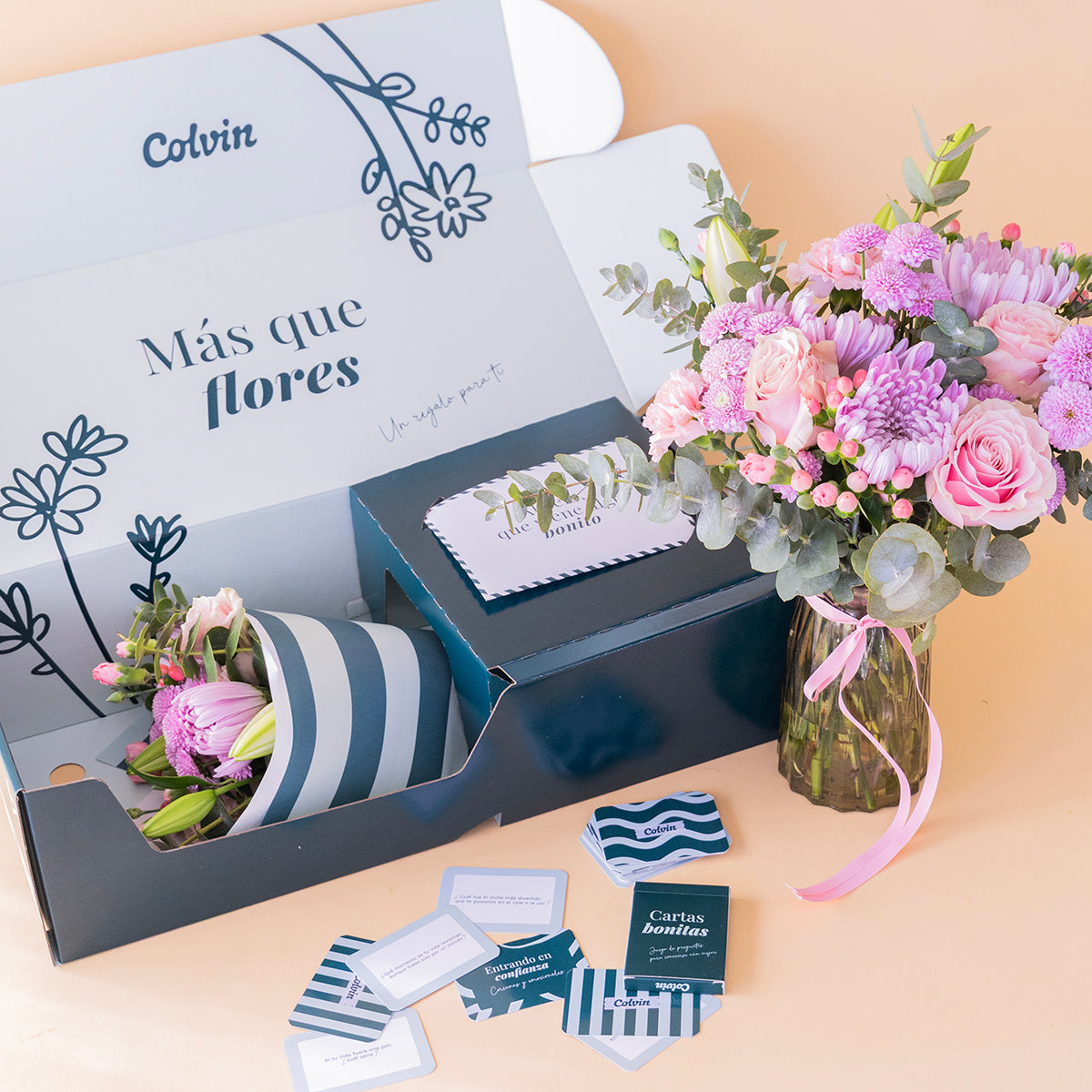 O presente perfeito: um ramo de flores e cartas de jogar.