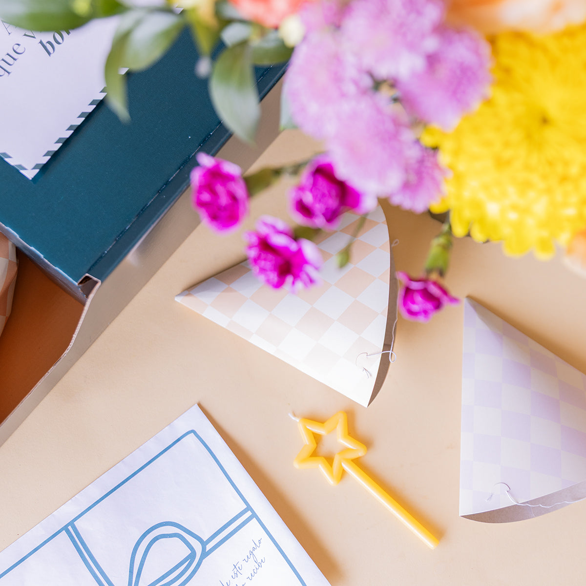 Feliz Aniversário - Bouquet de Flores e Kit de Aniversário