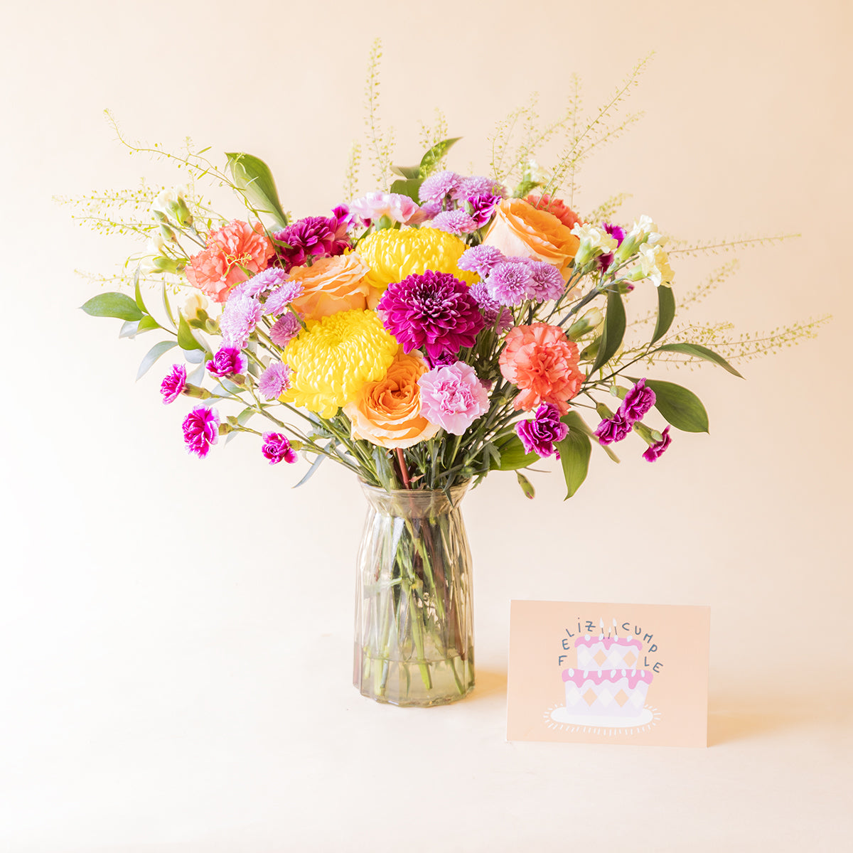 Ramo de flores coloridas con jarrón y tarjeta