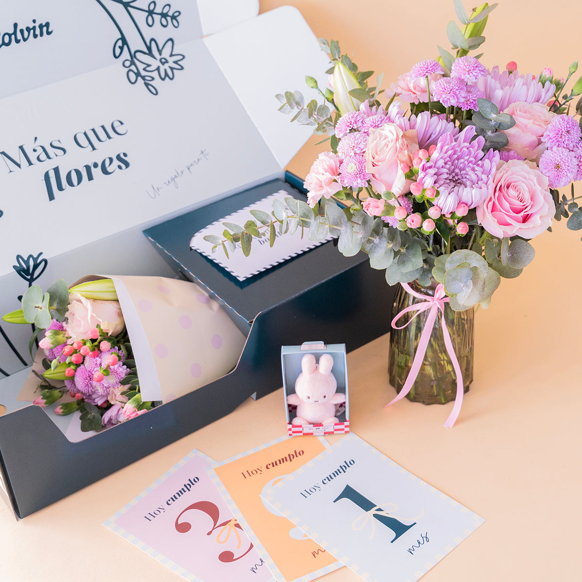 Ramo de flores rosas con mini peluche, envoltorio y postales bebé