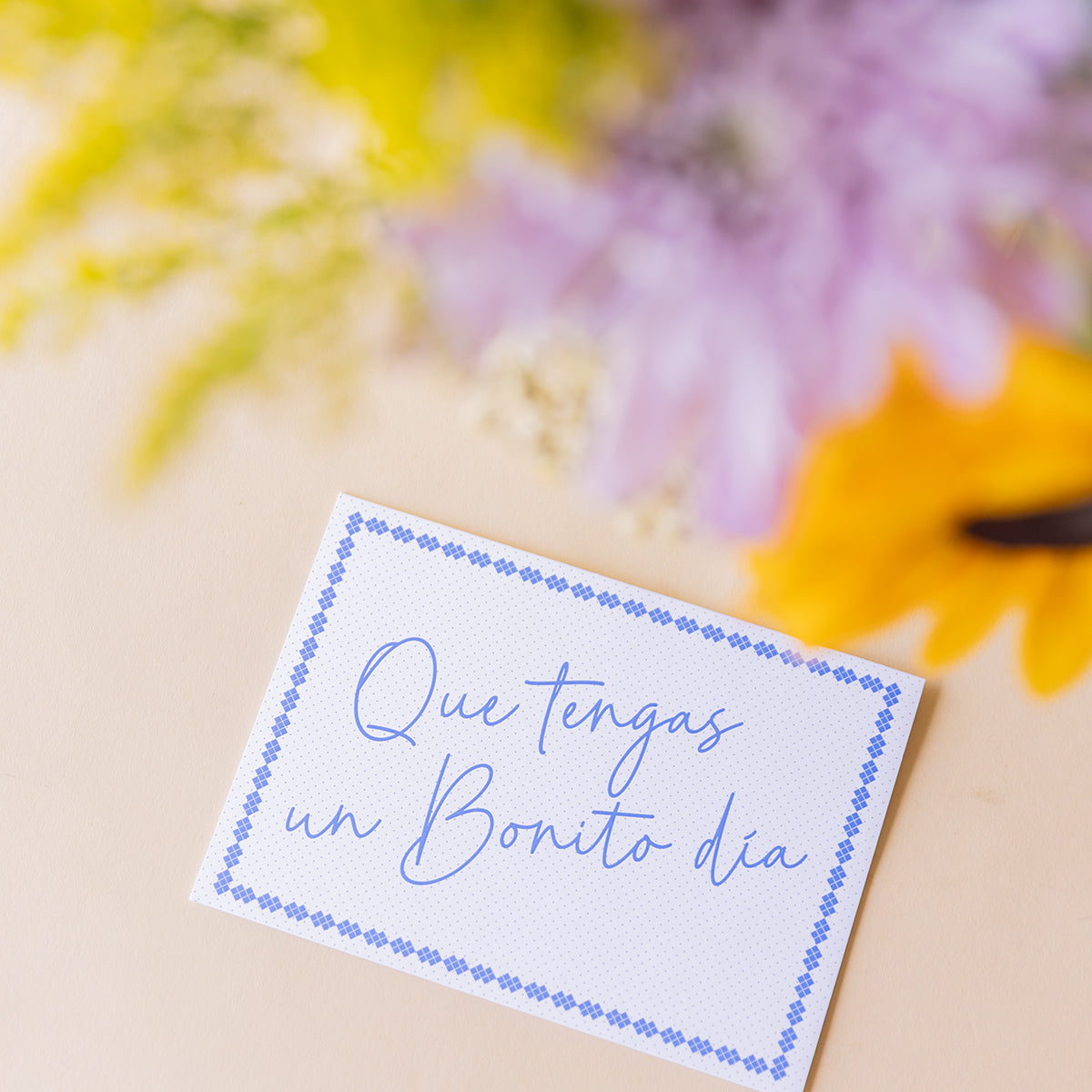 Tarjeta manuscrita Que tengas un Bonito día con borde azul, incluida en el ramo de girasoles de Colvin